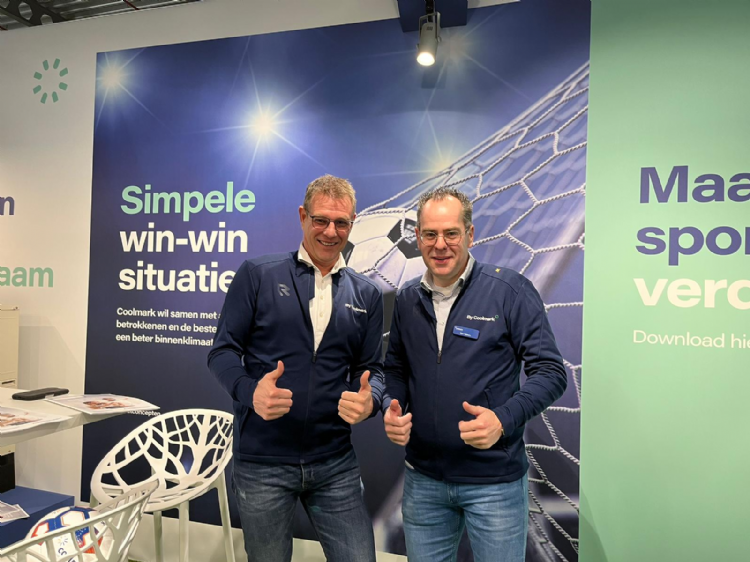 Eric Verblauw en Bart Tabbers van Coolmark informeren bezoekers over duurzame oplossingen voor het verwarmen en koelen van sportaccomodaties, niet alleen ruimtes maar ook bijvoorbeeld het douchewater duurzaam verwarmen Eric Verblauw en Bart Tabbers van Coolmark informeren bezoekers over duurzame oplossingen voor het verwarmen en koelen van sportaccomodaties, niet alleen ruimtes maar ook bijvoorbeeld het douchewater duurzaam verwarmen