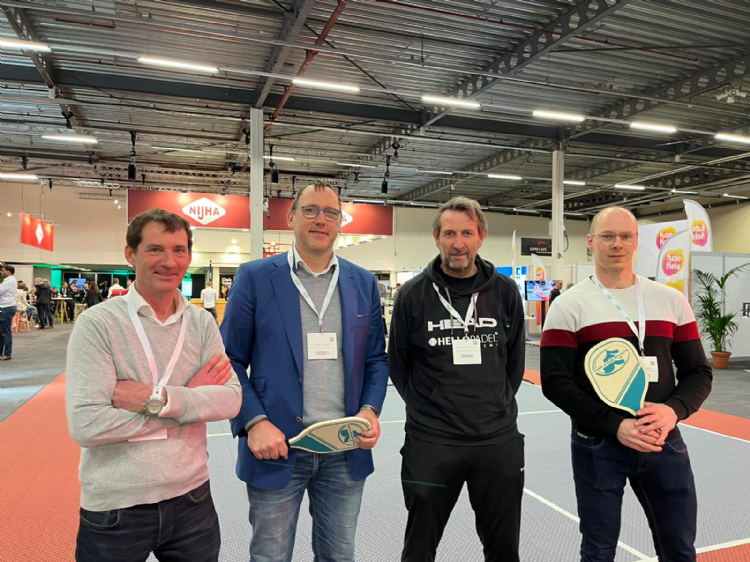 Het team van RSI; Anton van Oirschot, Hans Borgers, Ronny van Langendonck en Pieter Borgers (vlnr) poseren bij een versacourt speciaal opgetuigd voor pickleball, een opkomende sport met rackets en plastic ballen. Pickleball is een combi van zo’n beetje al Het team van RSI; Anton van Oirschot, Hans Borgers, Ronny van Langendonck en Pieter Borgers (vlnr) poseren bij een versacourt speciaal opgetuigd voor pickleball, een opkomende sport met rackets en plastic ballen. Pickleball is een combi van zo’n beetje al