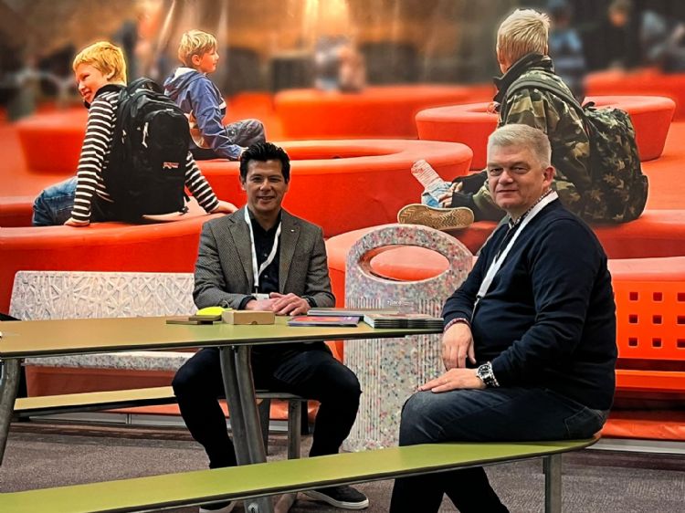 Marcel Tjin en Ferdinand Bakker van Tjinco zitten op hun kleurrijke hoekstand klaar voor de bezoekers. Tjinco maakt mooi buitenmeubilair van architectonisch beton tot aan gereclyced plastic. Marcel Tjin en Ferdinand Bakker van Tjinco zitten op hun kleurrijke hoekstand klaar voor de bezoekers. Tjinco maakt mooi buitenmeubilair van architectonisch beton tot aan gereclyced plastic.