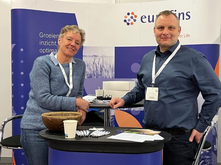 Alie Hissink en Albert Feddes van Eurofins informeren bezoekers over het belang van een goede bodem en de kennis daarover. Zo biedt het bedrijf sinds 1,5 jaar de BodemlevenMonitor aan speciaal voor sportvelden. Alie Hissink en Albert Feddes van Eurofins informeren bezoekers over het belang van een goede bodem en de kennis daarover. Zo biedt het bedrijf sinds 1,5 jaar de BodemlevenMonitor aan speciaal voor sportvelden.