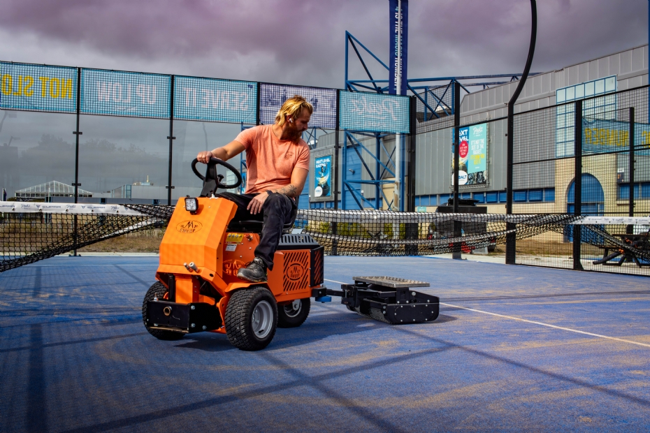 Spikemachine die het zand verpulvert Spikemachine die het zand verpulvert