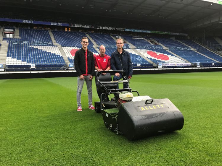 Levering C34 bij SC Heerenveen; in het midden Henk Schreuder Levering C34 bij SC Heerenveen; in het midden Henk Schreuder