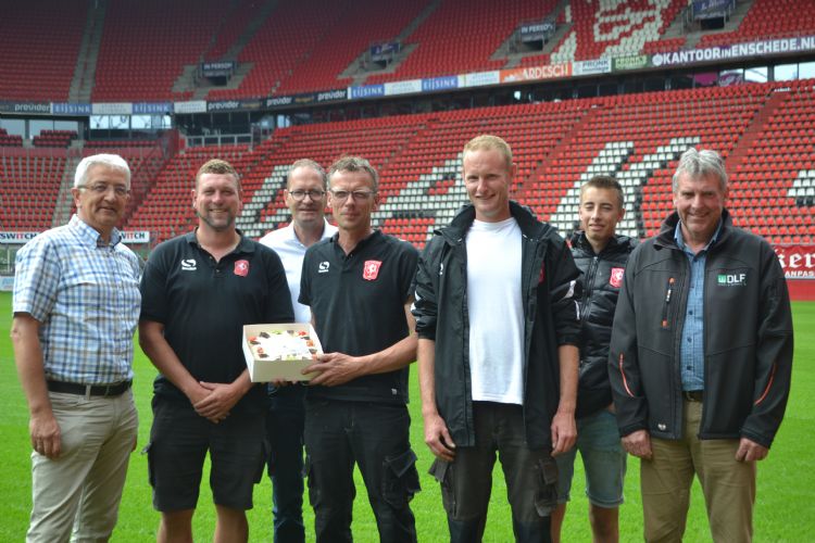 Mark Timmerman (Prograss), Harry van het Hof (Compo Expert) en Henk Roelofsen (DLF) feliciteren de fieldmanagers van FC Twente met hun VVCS-titel.