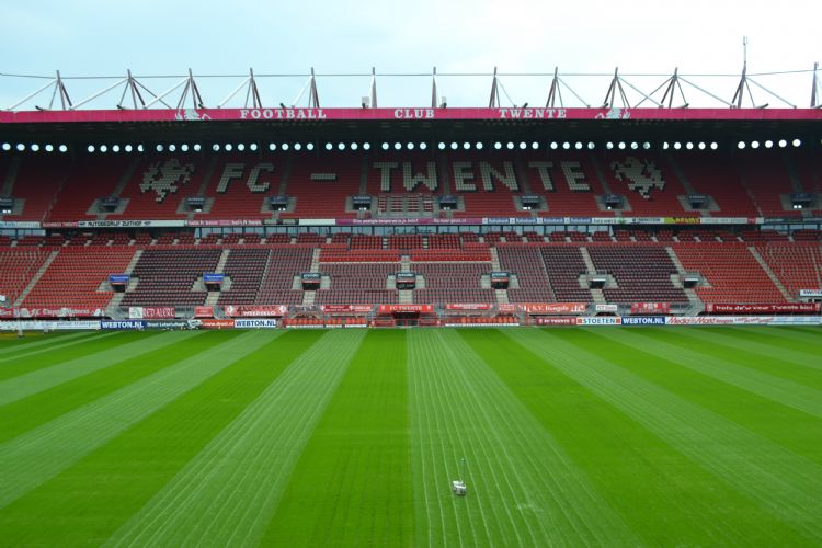 Het hoofdveld van FC Twente begin juni, twee weken na het inzaaien. Het hoofdveld van FC Twente begin juni, twee weken na het inzaaien.