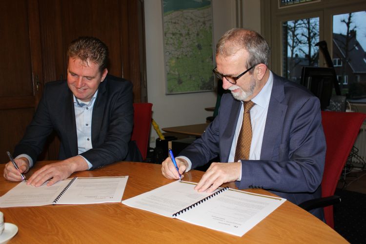 Bert Erik Remmelink links en burgemeester Rinus Michels rechts