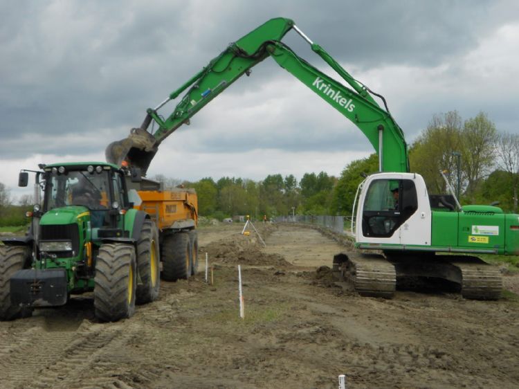 Ontgraven van het cunet voor de nieuwe toegangsweg van Sportlandschap Winsum West. Ontgraven van het cunet voor de nieuwe toegangsweg van Sportlandschap Winsum West.