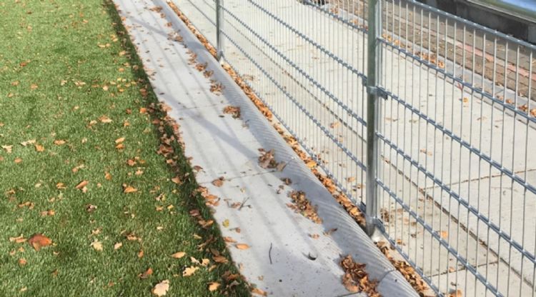 Veegtegel met opstaande rand tegen verspreiding van infillmateriaal. Veegtegel met opstaande rand tegen verspreiding van infillmateriaal.