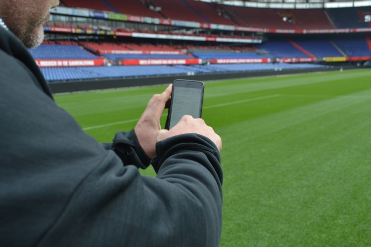 Beltman bedient de beregening met zijn telefoon. Beltman bedient de beregening met zijn telefoon.