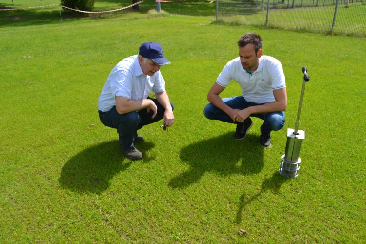Henk van den Brink en Steven Wiersema inspecteren de grasmat.