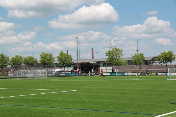 Vernieuwd kunstgrasveld bij OJC Rosmalen Vernieuwd kunstgrasveld bij OJC Rosmalen