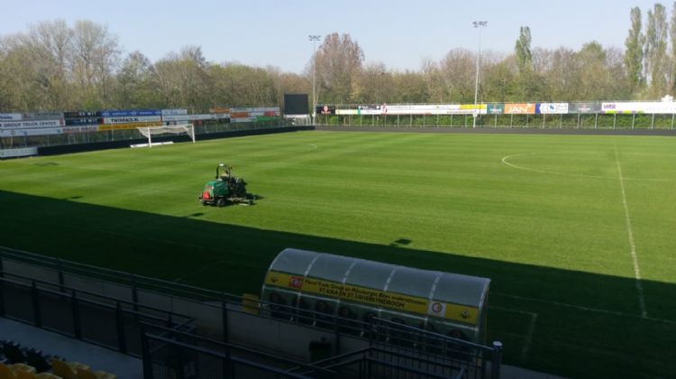 Aan het werk op het hoofdveld van Rijnsburgse Boys. Aan het werk op het hoofdveld van Rijnsburgse Boys.