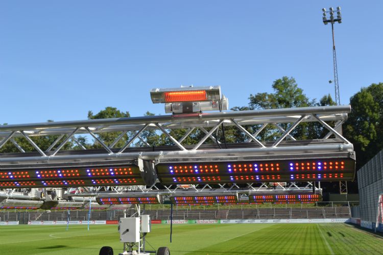 Boven op de groeilampen is een infraroodlamp gemonteerd. Boven op de groeilampen is een infraroodlamp gemonteerd.