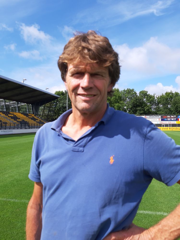 Peter van Tilburg: 'In het begin stond er al wel gras op, maar de spelers vonden het veld nog hard. Inmiddels hebben de velden genoeg volume en geeft de wortellaag meer demping.' Peter van Tilburg: 'In het begin stond er al wel gras op, maar de spelers vonden het veld nog hard. Inmiddels hebben de velden genoeg volume en geeft de wortellaag meer demping.'