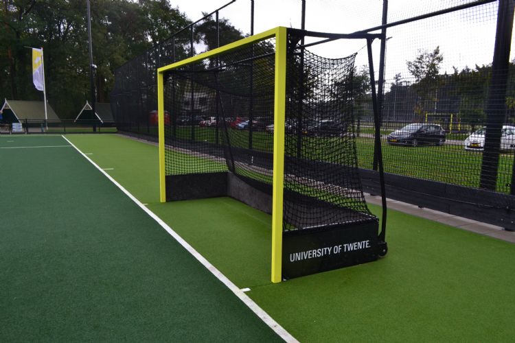 De velden bij de UT worden de hele dag door bespeeld. De velden bij de UT worden de hele dag door bespeeld.