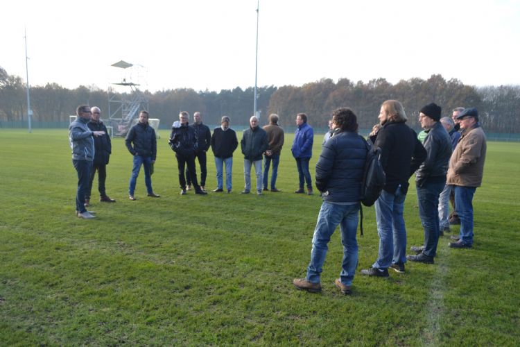 De bijeenkomst werd bezocht door zo'n twintig vertegenwoordigers. De bijeenkomst werd bezocht door zo'n twintig vertegenwoordigers.