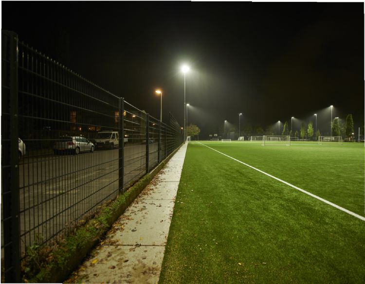 Met goede armaturen voorkom je lichthinder. Foto genomen bij PVC Utrecht. Foto: AAA-Lux Met goede armaturen voorkom je lichthinder. Foto genomen bij PVC Utrecht. Foto: AAA-Lux