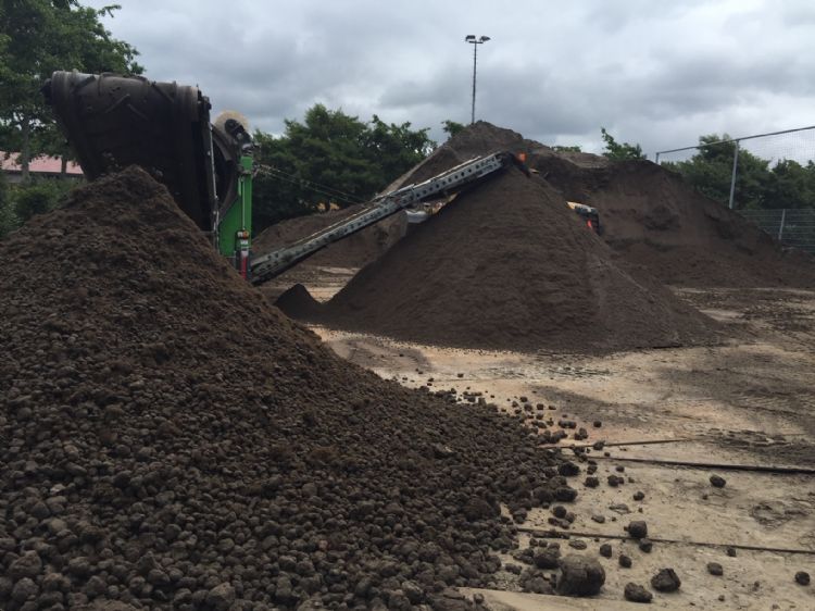 Het depot naast het veld. Het depot naast het veld.
