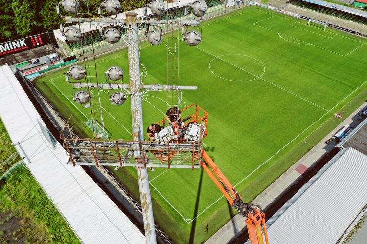 Sportverlichting.com aan het werk in het stadion Sportverlichting.com aan het werk in het stadion