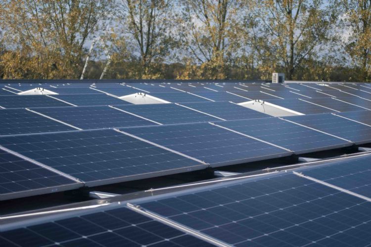 Het pand van SKOR in Almelo is voorzien van 650 zonnepanelen. Het pand van SKOR in Almelo is voorzien van 650 zonnepanelen.