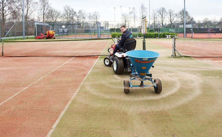 De jaarlijkse 'apk': infill loswoelen, reinigen, herverdelen en het veld ontdoen van mos en onkruid De jaarlijkse 'apk': infill loswoelen, reinigen, herverdelen en het veld ontdoen van mos en onkruid