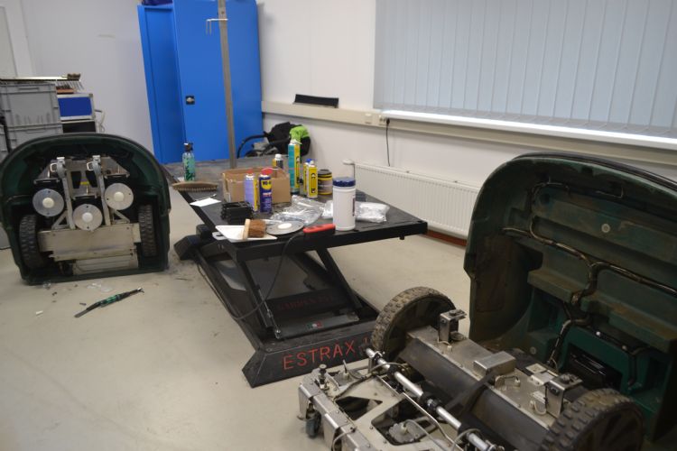 De werkplaats waarin Derksen de robots onderhoudt De werkplaats waarin Derksen de robots onderhoudt