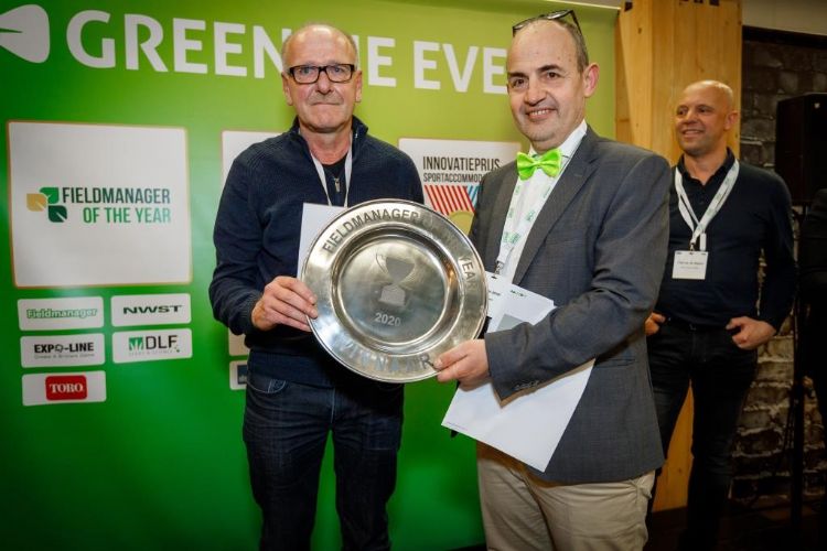 Verhagen krijgt de schaal uit handen van Hein van Iersel. Foto: Vakbeurs Sportaccommodaties. Verhagen krijgt de schaal uit handen van Hein van Iersel. Foto: Vakbeurs Sportaccommodaties.