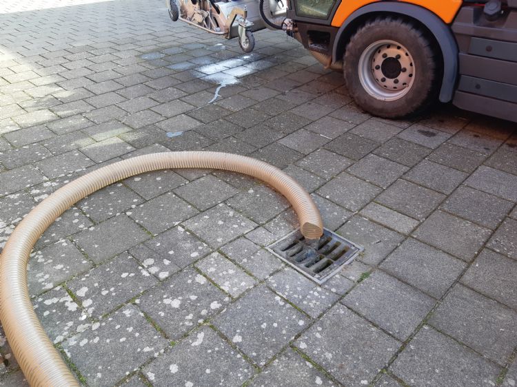 Het gefilterde water gaat terug de put in. Het gefilterde water gaat terug de put in.