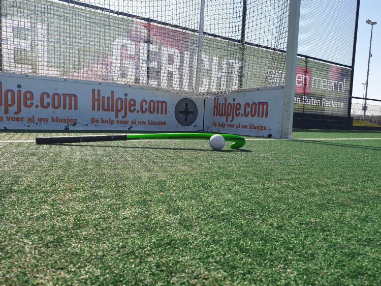 De kunststof boarding in de goal heeft na anderhalf jaar nog geen krimp gegeven. De kunststof boarding in de goal heeft na anderhalf jaar nog geen krimp gegeven.