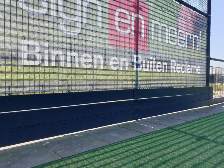 De kunststof keerwand achter de goal bij hockeyclub Buitenhout MHC is eveneens kniehoog.