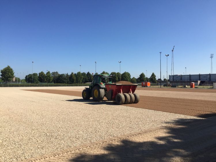 Het aanbrengen van de stabilisatielaag op de grauwacke Het aanbrengen van de stabilisatielaag op de grauwacke
