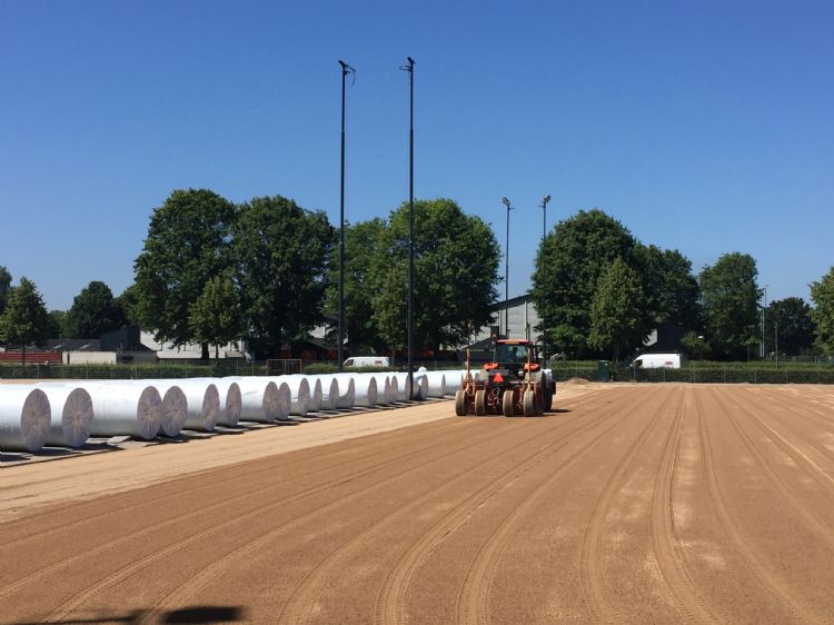 De rollen foam (op De Braak dus géén geotextiel) zijn gearriveerd en klaargezet.