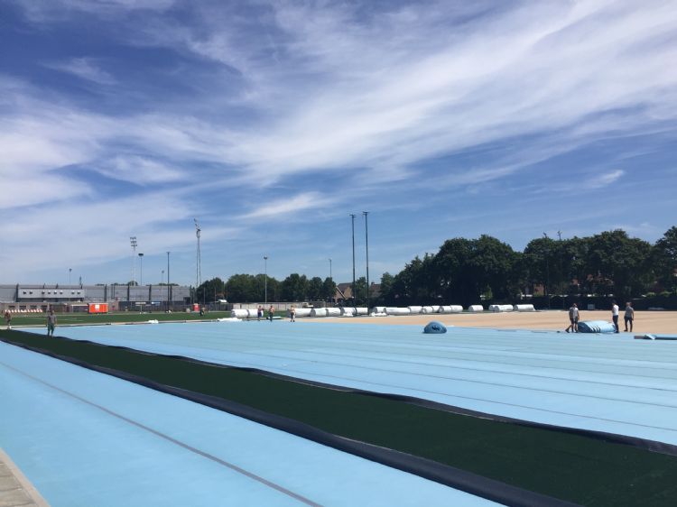 Het foam is uitgerold en de eerste rol kunstgras, Fieldturf XM 7, is gelegd. Het foam is uitgerold en de eerste rol kunstgras, Fieldturf XM 7, is gelegd.