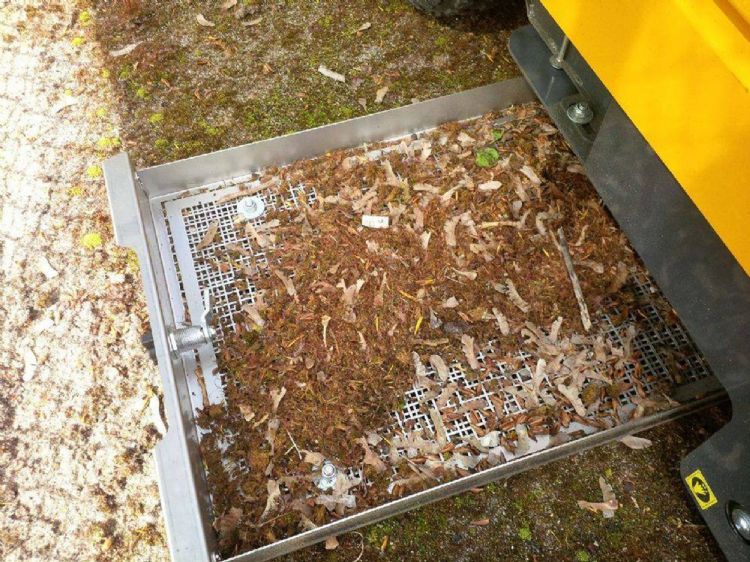 #P De uitneembare slede van de Turfboy, waarin het vuil wordt opgevangen #P De uitneembare slede van de Turfboy, waarin het vuil wordt opgevangen