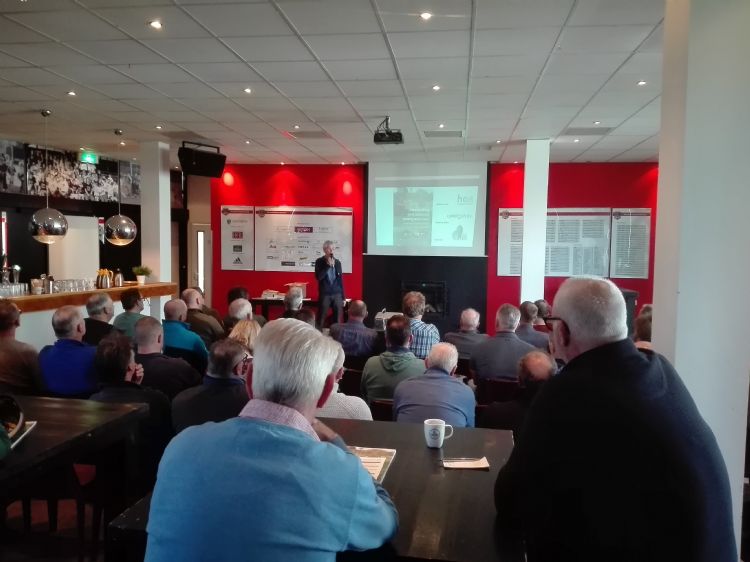 Sjaak Groen presenteert de Handreiking tijdens de bijeenkomst in Amstelveen (foto: Margot Veenenbos). 