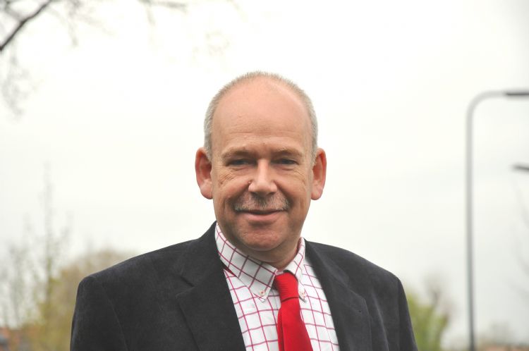 Martin Olde Weghuis maakte deel uit van de SBIR-jury die Greenmaxx in 2019 subsidie toekende. Hij zegt: 'Door de ontwikkeling van dit soort nieuwe technologie kan er in de toekomst duurzaam, veilig en microplasticvrij gesport worden.' Martin Olde Weghuis maakte deel uit van de SBIR-jury die Greenmaxx in 2019 subsidie toekende. Hij zegt: 'Door de ontwikkeling van dit soort nieuwe technologie kan er in de toekomst duurzaam, veilig en microplasticvrij gesport worden.'