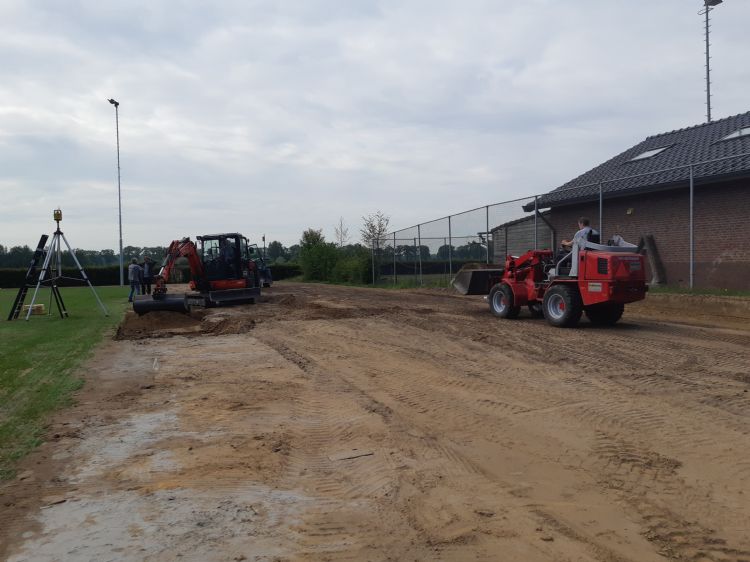 Aannemer Pekkeriet, bezig met het grondwerk Aannemer Pekkeriet, bezig met het grondwerk