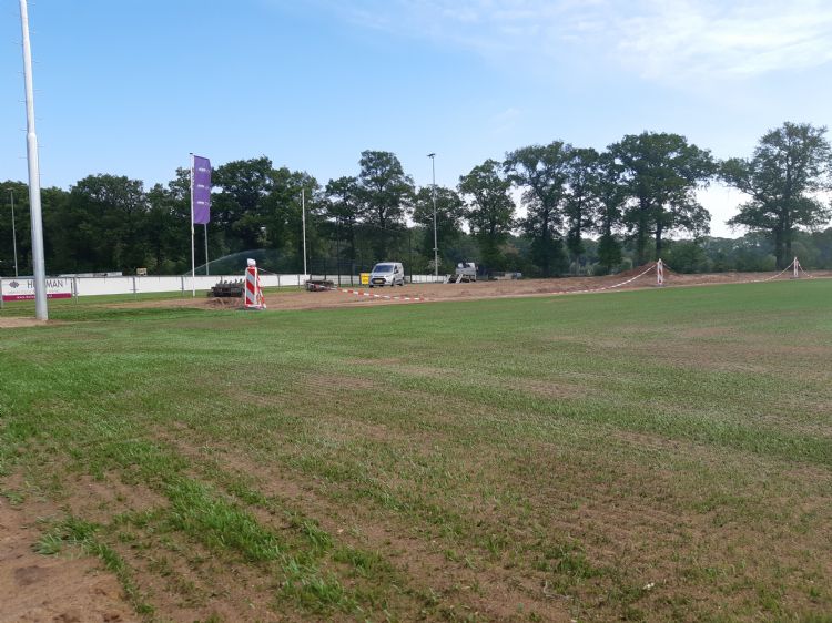 Overzichtsfoto van het veld; op de achtergrond de oude trainingsdriehoek