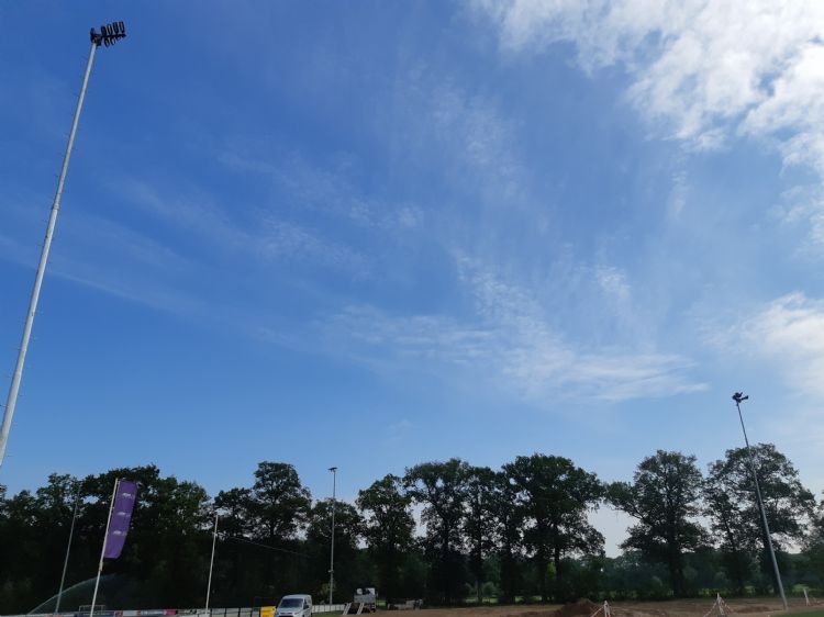 Het nieuwe veld heeft tevens nieuwe verlichting: ledlampen van AAA-Lux. Het nieuwe veld heeft tevens nieuwe verlichting: ledlampen van AAA-Lux.