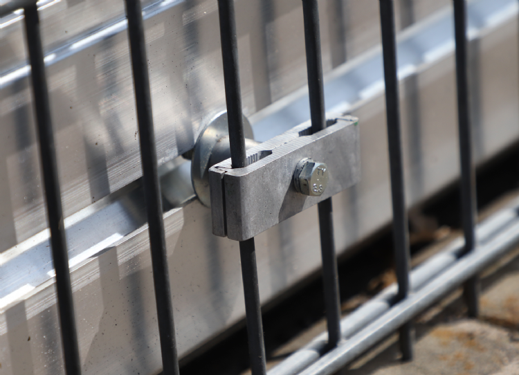 Infill Guard is eenvoudig aan hekwerk vast te klemmen. Infill Guard is eenvoudig aan hekwerk vast te klemmen.