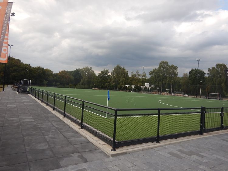 Ook het hek- en bestratingswerk is volledig vernieuwd. Ook het hek- en bestratingswerk is volledig vernieuwd.