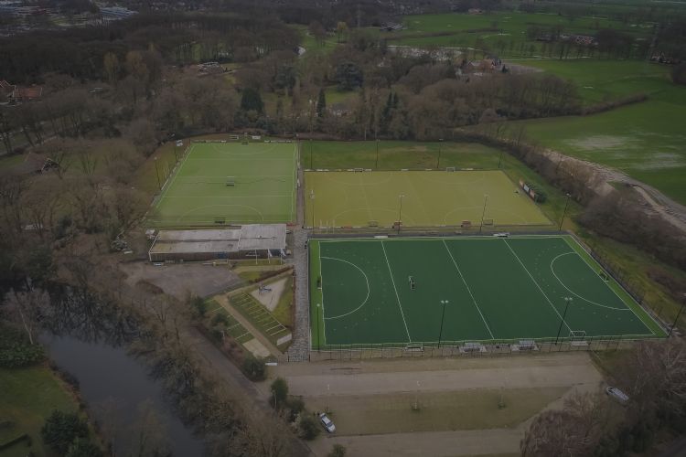 MHC Almelo heeft nu een zandveld, een semiwaterveld en een waterveld. MHC Almelo heeft nu een zandveld, een semiwaterveld en een waterveld.