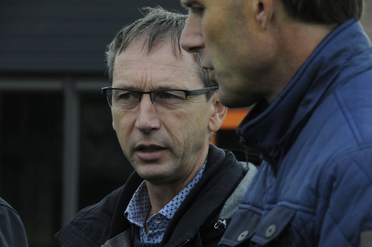 Hans van der Heijden, Dienst Stadbeheer/Sport van de gemeente Eindhoven: 'Intensief bespeelde of zeer vervuilde velden reinigen we vaker.' Hans van der Heijden, Dienst Stadbeheer/Sport van de gemeente Eindhoven: 'Intensief bespeelde of zeer vervuilde velden reinigen we vaker.'