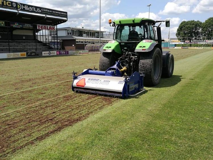 Het O2-natuurgrasveld, een doorontwikkeling van Stergrazo, kreeg tijdens Pinksteren geen vocht en verdroogde. Het O2-natuurgrasveld, een doorontwikkeling van Stergrazo, kreeg tijdens Pinksteren geen vocht en verdroogde.