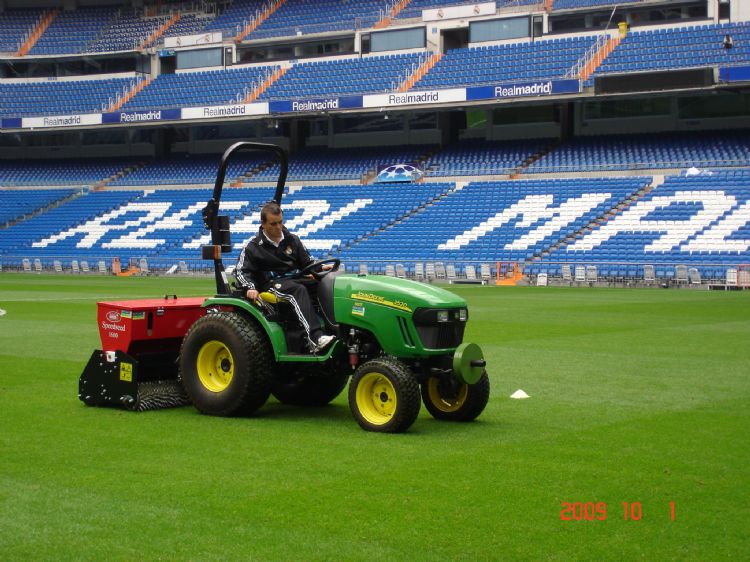 Groundsman Paul Burgess zaait met de Speed-Seed de grasmat van het Bernabeu-stadion van Real Madrid door.