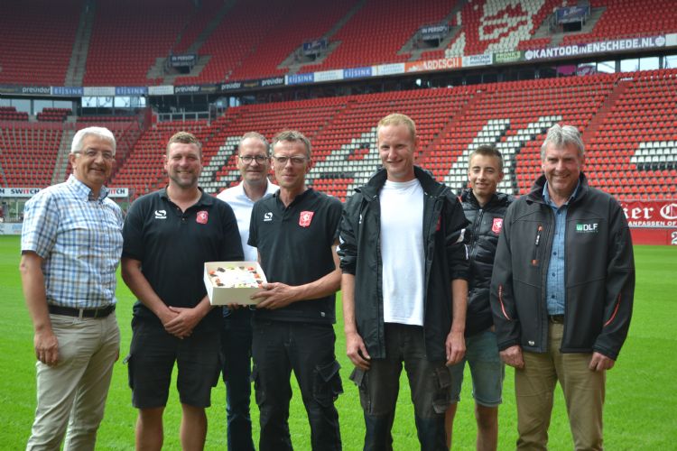 Prograss, Compo Expert en DLF boden de fieldmanagers van FC Twente vandaag een taart aan.