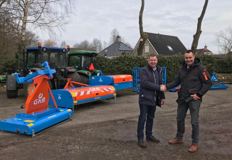 Links Roelof Moek van GKB-dealer Groenoord, rechts Jan Smeenge van De Kompanjie