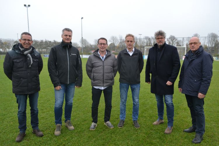 V.l.n.r. Henk Slootweg (AH Vrij), Jaap Swan (voorzitter VIOS), Klaas Molenaar (bestuurslid VIOS), Hein Veldman (gemeente Schagen), Arjan Knottnerus (Tarkett Sports) en Jaap Schuurman (Antea Sport)