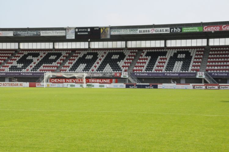 Archieffoto: tot 2014 speelde Sparta op gras.