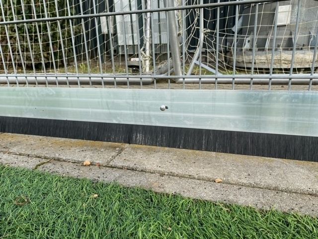 Vallei Hekwerk heeft een aluminium systeem gemaakt met aan de onderkant een soort strip met borstelharen