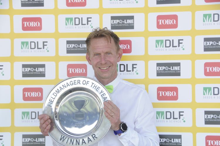 Nico van Eerden ontvangt de Fieldmanager of the Year-award.